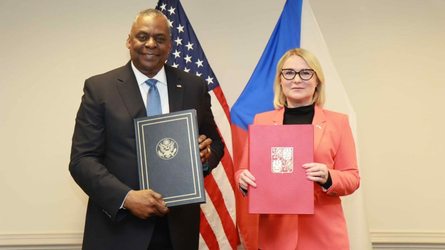 Česká ministryně obrany Jana Černochová s americkým ministrem obrany Llyodem Austinem podepsala česko-americkou smlouvu o obranné spolupráci. 