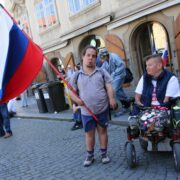 Před sněmovnou demonstrovali komunisté proti smlouvě s USA. Měli ruské vlajky.