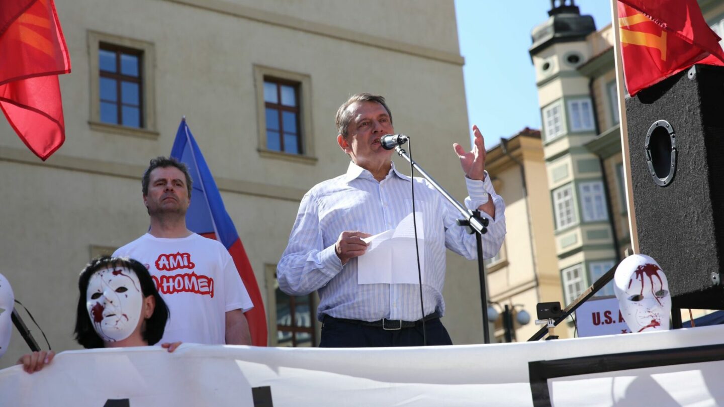 Na komunistické demonstraci řečnil Jiří Paroubek