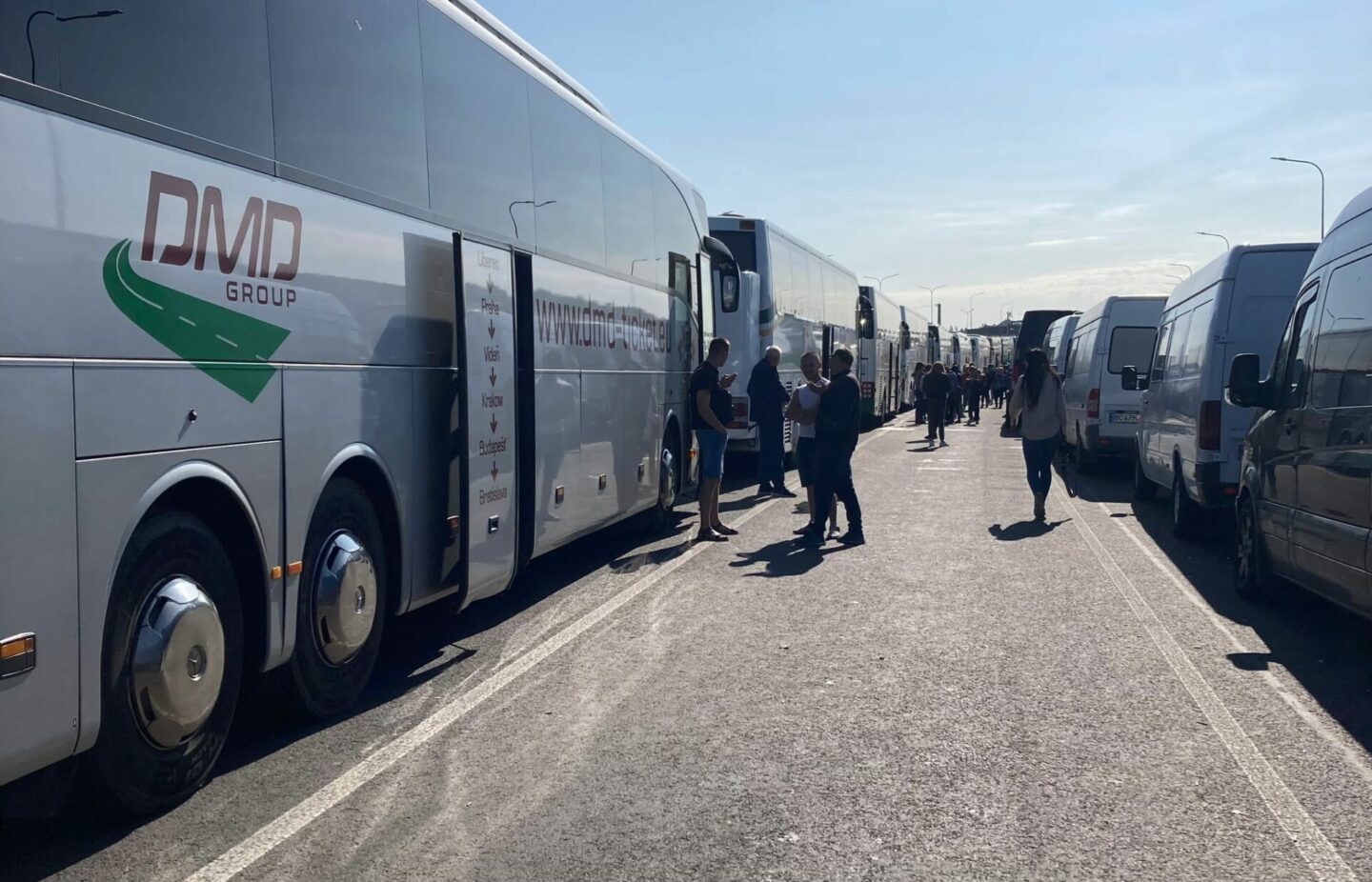 Stojíme v koloně na polsko-ukrajinských hranicích. Do země, kde zuří válka, se dalších pět hodin nikdo nedostal. 