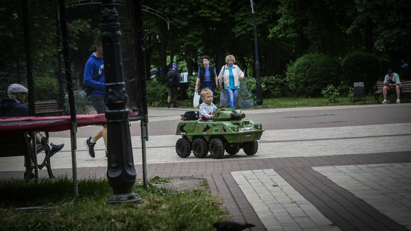 Kyjevané chodí do zoo, navštěvují restaurace a kavárny, v parcích jezdí děti v pronajatých elektrických autech, na válku chtějí alespoň chvíli zapomenout.