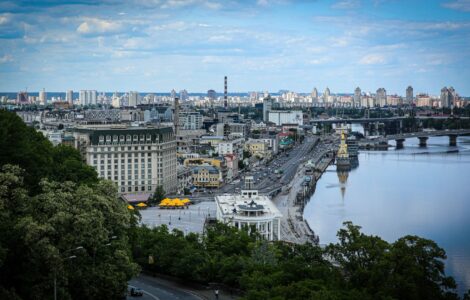 Výhled na Kyjev. Kousek odsud dřív stála socha ruského a ukrajinského dělníka, jak společně drží sovětský Řád přátelství národů.