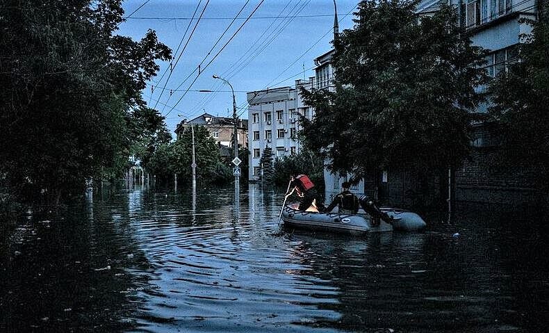 Takto zaplavila voda ulice v Chersonu poté, co Rusové odpálili přehradu Nová Kachovka.