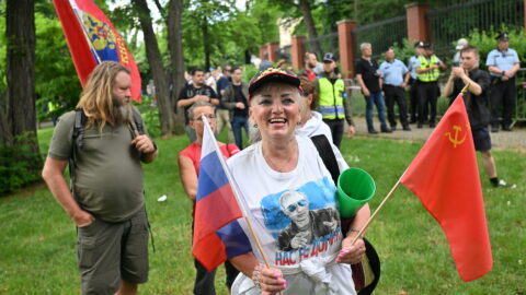 Před ruským velvyslanectvím v Praze se občas konají i proruské demonstrace (2023).