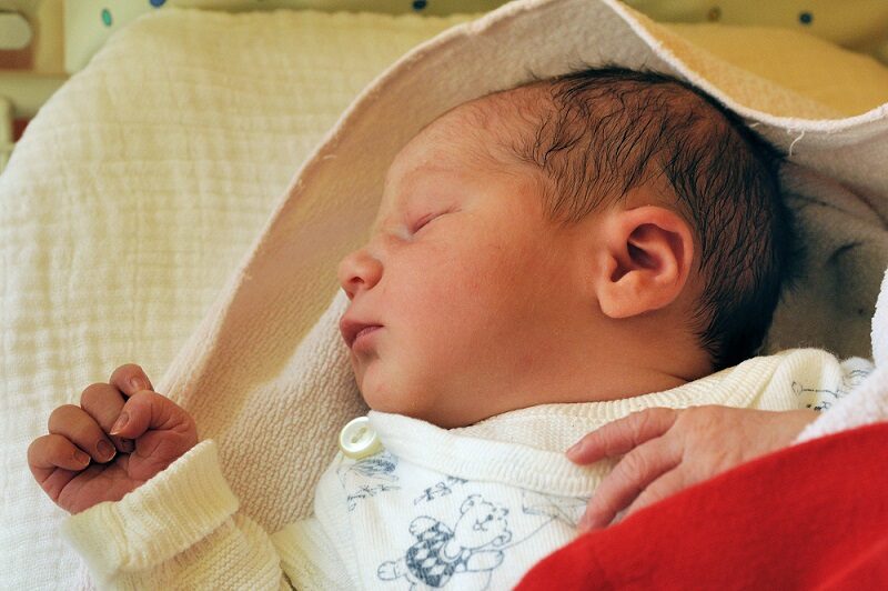 Novorozenec čtyři hodiny po porodu – a brzy i s rodným číslem.