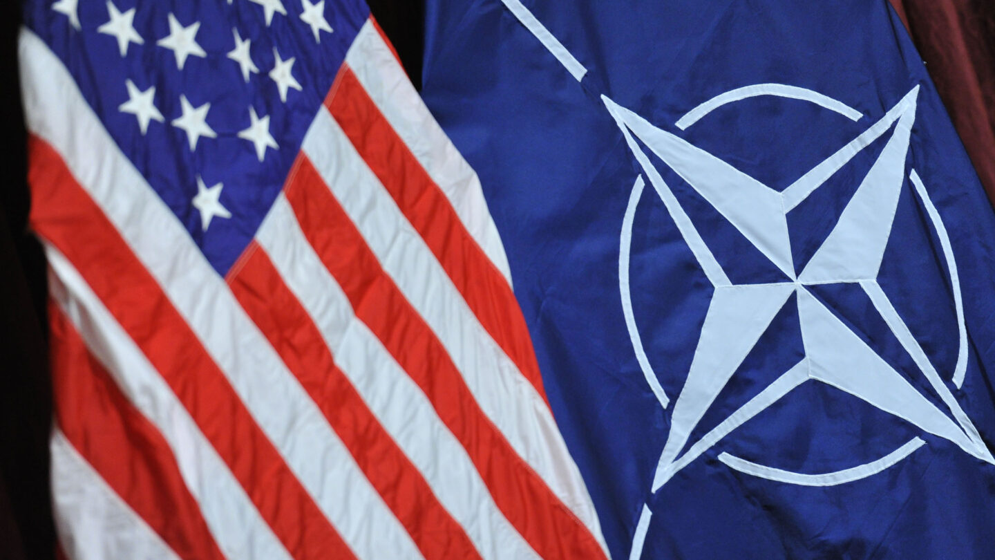 Vlajky NATO (vpravo) a USA