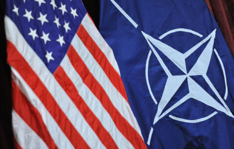 Vlajky NATO (vpravo) a USA