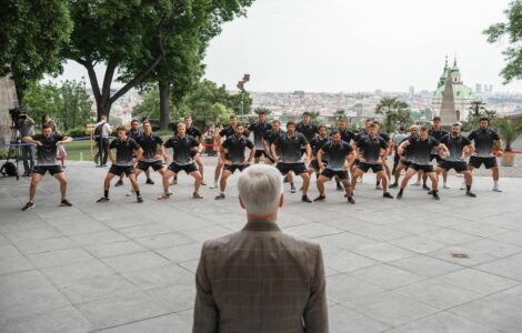 Tradiční maorský bojový tanec haka předvedl v Jižních zahradách Pražského hradu prezidentu Petru Pavlovi tým New Zealand Ambassador's, který ve středu sehraje duel s českým týmem.