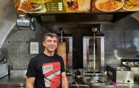 Syrský Kurd Bahjat Sido ve své restauraci Efrin v Kadani na českém severozápadě.