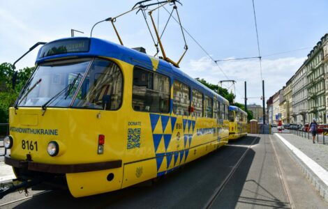 Pražské ulice zdobí tramvaj v národních barvách Ukrajiny.
