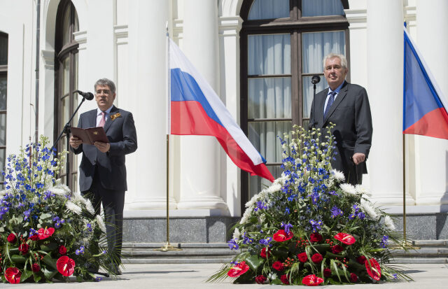 Prezident Miloš Zeman (vpravo) a ruský velvyslanec Alexander Zmejevskij během recepce na ruském velvyslanectví při příležitosti výročí konce druhé světové války.