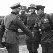 Německý a sovětský důstojník si na konci invaze do Polska podávají ruce.