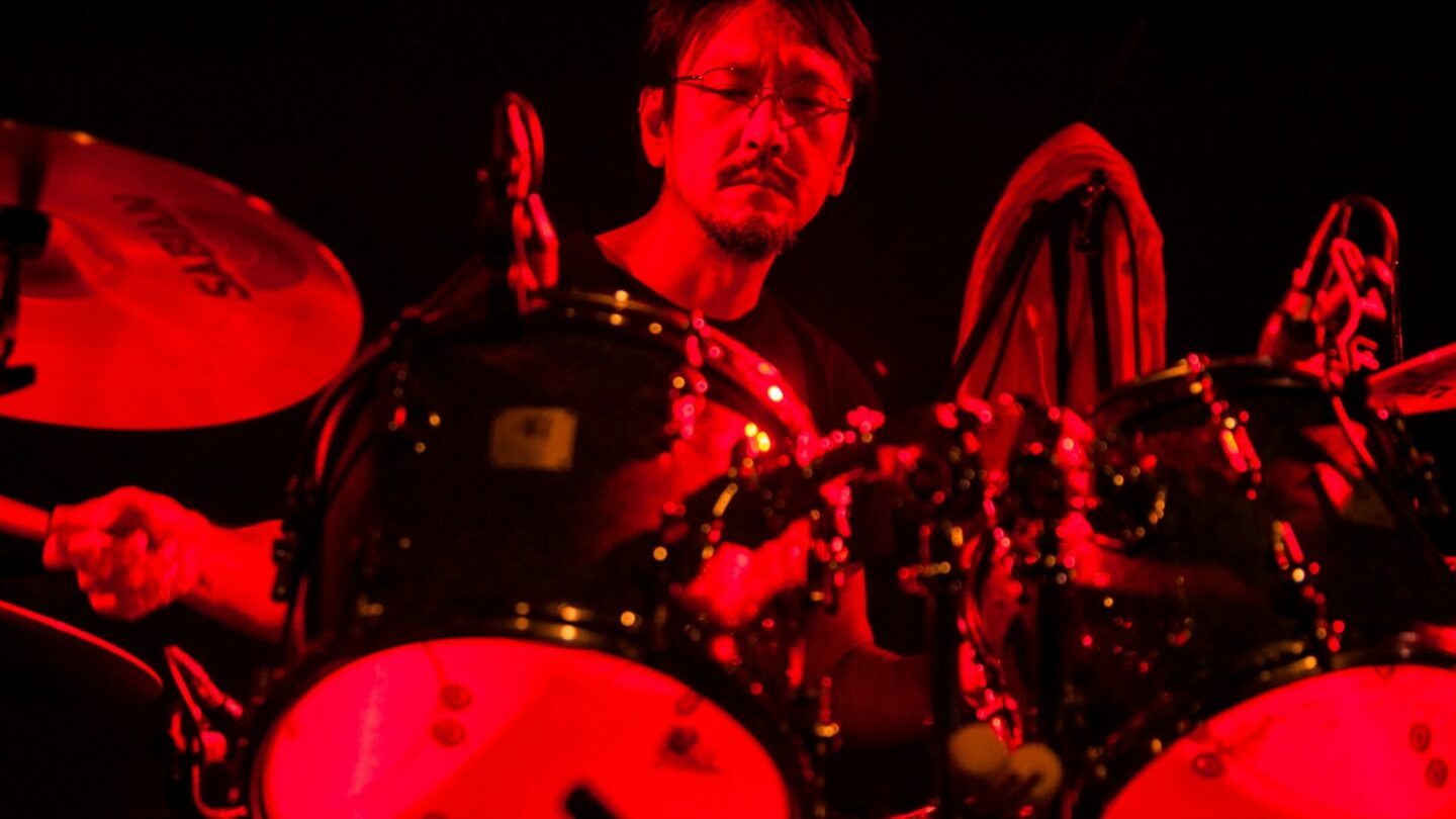 Na konci léta se do České republiky chystá se svým projektem RUINS ALONE japonský bubeník Tatsuya Yoshida, který se řadí mezi TOP 10 nejlepších japonských bubeníků