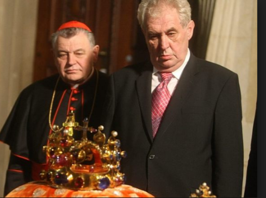 Prezident Miloš Zeman společně s kardinálem Dominikem Dukou hledí na Svatováclavskou korunu (9. 5. 2013)