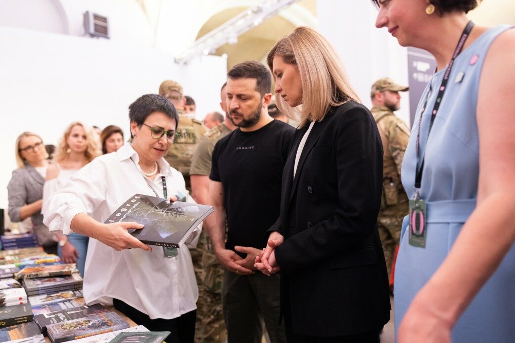 Prezident Zelenskyj s manželkou navštívili kyjevský knižní festival
