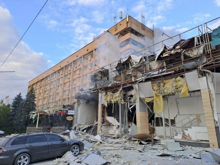 Následky ruského bombardování restaurace v Kramatorsku (ilustrační foto).