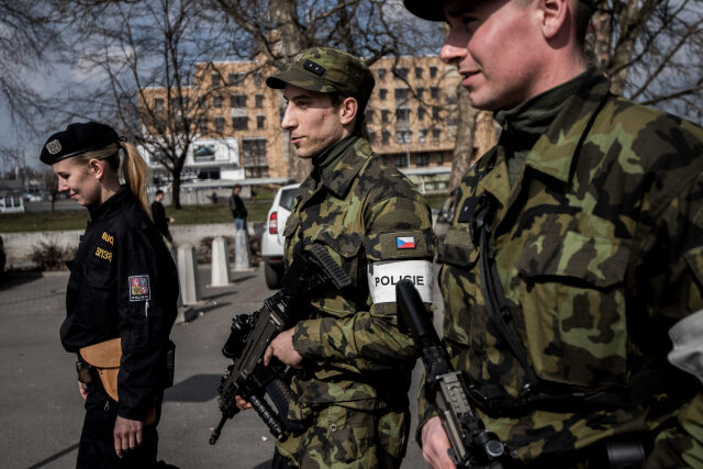 Se smíšenými hlídkami policistů a vojáků se občané setkávají hlavně v ulicích velkých měst a na strategicky významných místech. Byly zřízeny v reakci na bombový útok v Bruselu.
