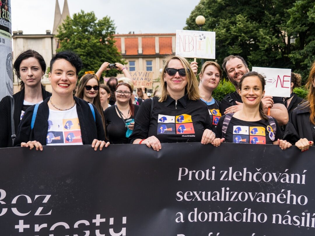 Advokátka Lucie Hrdá je zakladatelkou iniciativy Bez trestu, která se dlouhodobě snaží zlepšit povědomí i vzdělání soudců a policistů v oblasti sexualizovaného domácího násilí. 