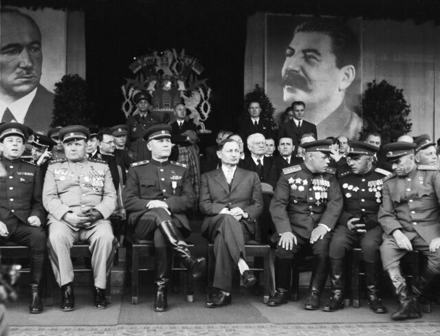 Osvobozená Praha přivítala na Staroměstském náměstí slavné vojevůdce sovětských vojsk maršály SSSS Koněva, Rybalka a armádního generála Jeremenka.