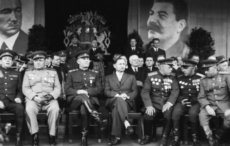 Osvobozená Praha přivítala na Staroměstském náměstí slavné vojevůdce sovětských vojsk maršály SSSS Koněva,  Rybalka a armádního generála Jeremenka.
