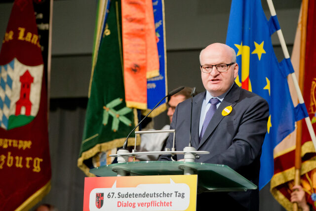 Ministr kultury Daniel Herman při nedělním projevu na 67. sudetoněmeckém sjezdu.