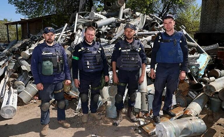 Zbytky kazetové munice shromážděné Státní bezpečnostní službou Ukrajiny v Charkovské oblasti 10. května 2022.