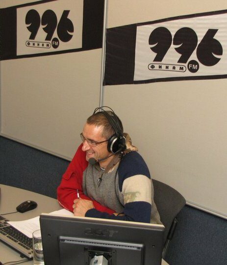 Sergej Medveděv při vysílání pořadu Archeologie na rozhlasové stanici Finam FM. Foto: facebooková stránka Sergeje Medveděva