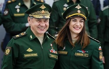 Jelena Isinbajevová s ministrem obrany Sergejem Šojgu v roce 2015.