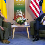Prezidenti Biden a Zelenskyj během jednání na summitu NATO ve Vilniusu