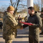 Generál Oleksandr Tarnavskyj přebírá vyznamenání od prezidenta Volodymyra Zelenského