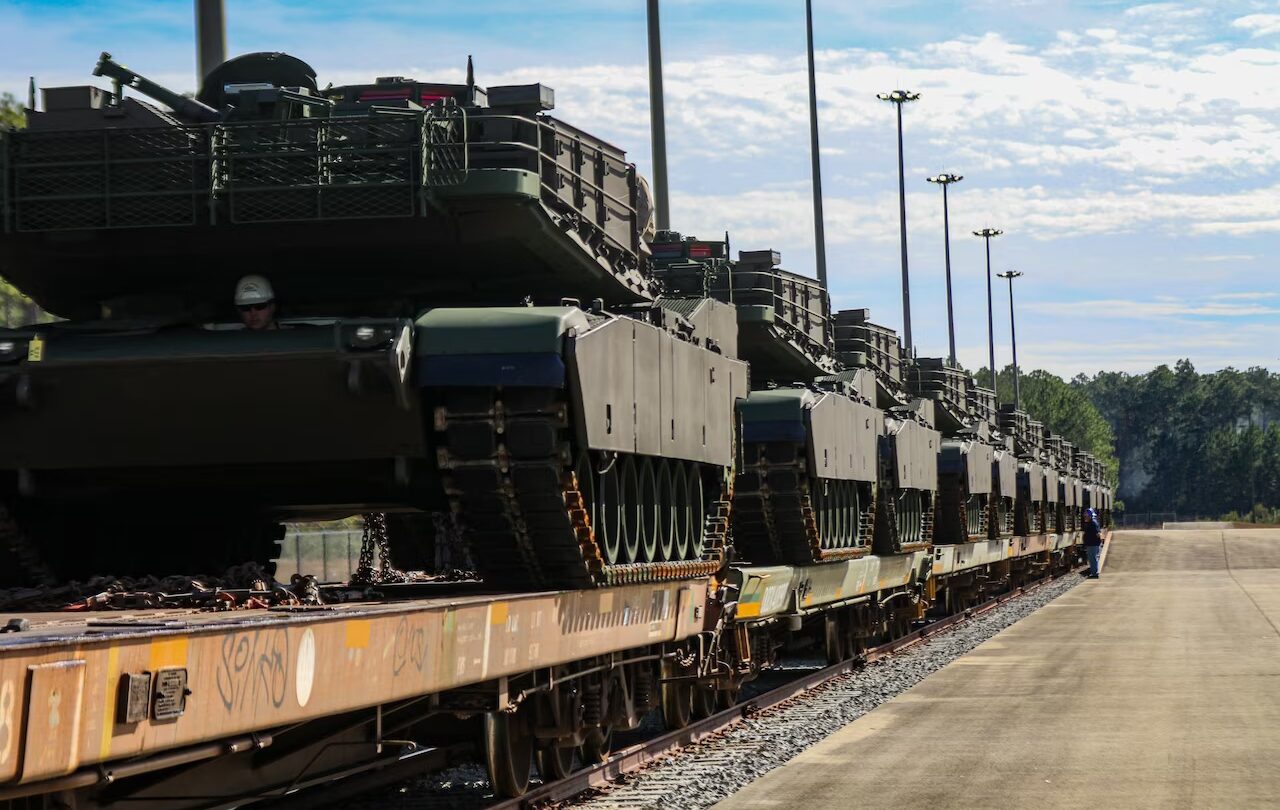Na železniční vagon naložené americké tanky Abrams. Ilustrační foto