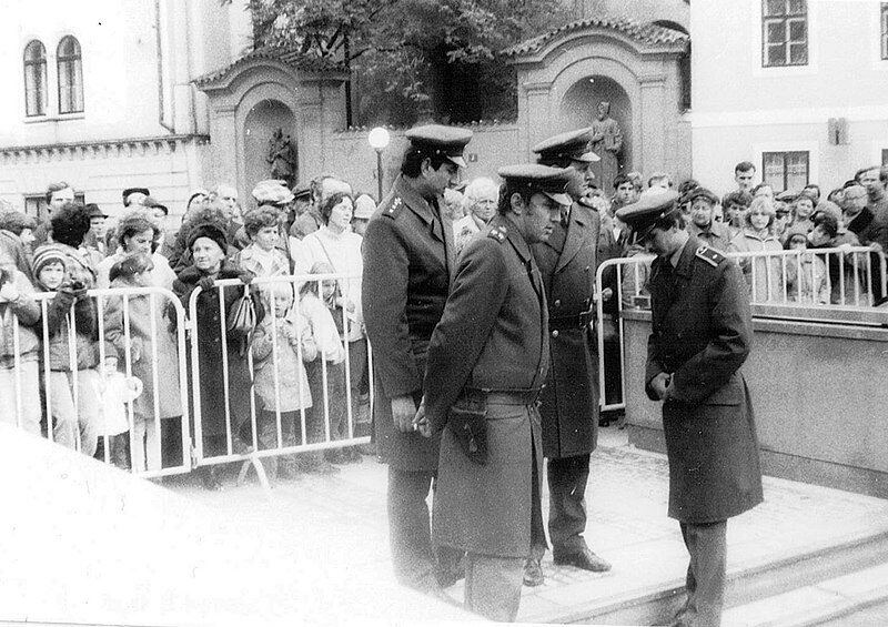 Pražané v prosinci 1985 řešili spíše otevření nové trasy metra B (na obrázku asistuje Veřejná bezpečnost u stanice Náměstí republiky), než vynesení rozsudku nad mladistvým sexuálním vrahem. (Ilustrační foto)