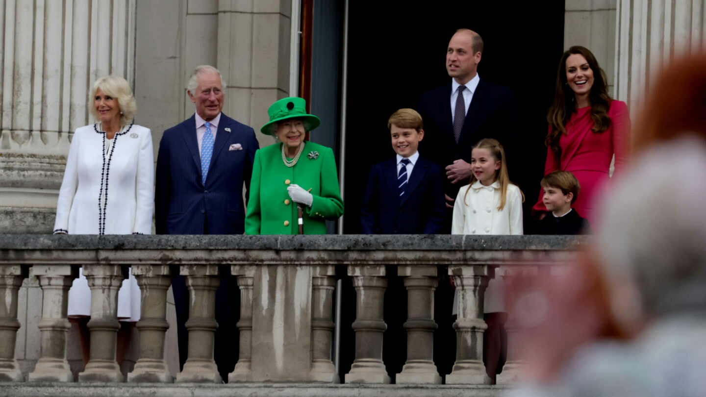 Královna Alžběta a její následníci. Král Karel, princ William a jeho syn George