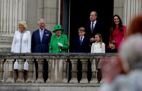 Královna Alžběta a její následníci. Král Karel, princ William a jeho syn George