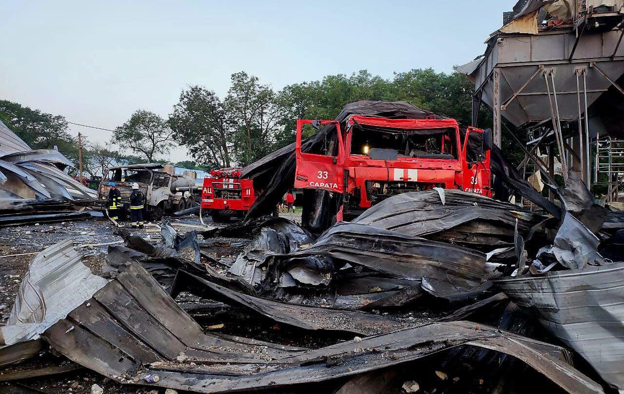 Rusové nadvakrát bombardovali obilný terminál a zničili také hasičské vozy.