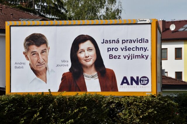 Andrej Babiš a Věra Jourová na billboardu hnutí ANO