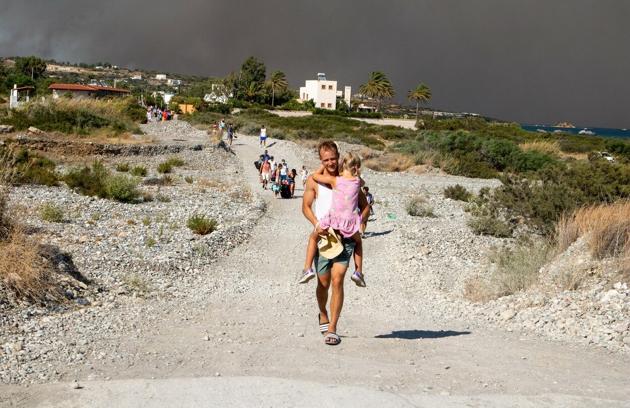 Lidé utíkají před požáry na řeckém ostrově Rhodos.