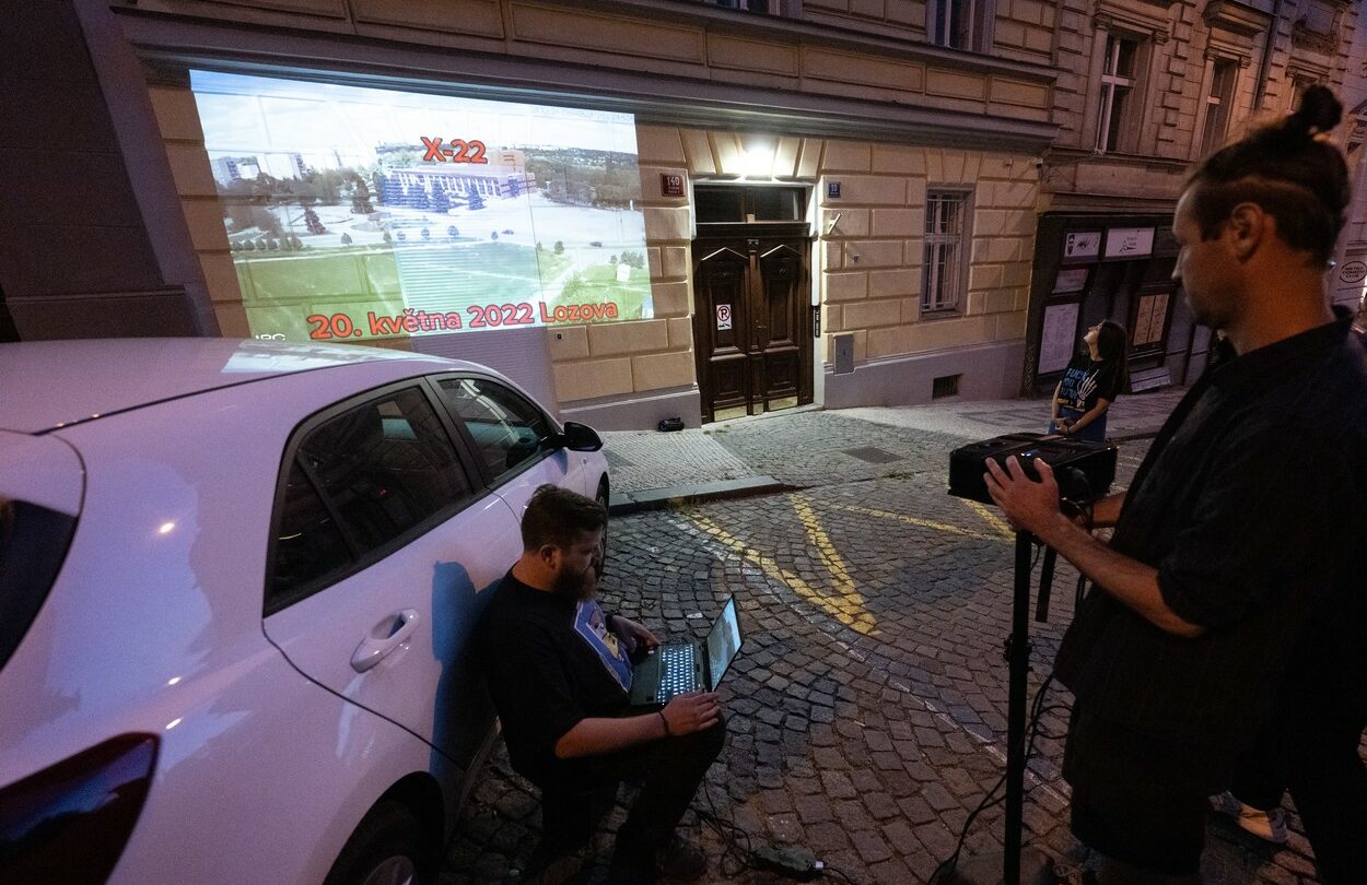 Aktivisté v pondělí večer na pražském Žižkově promítali film o válečných zločinech na Ukrajině na dům rodiny ruského zbrojaře Borise Obnosova,