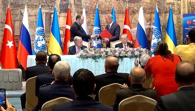 Slavnostní podpis černomořské obilné iniciativy v Istanbulu za přítomnosti tureckého prezidenta Recepa Tayyipa Erdogana, generálního tajemníka OSN Antonia Guterrese, ukrajinského ministra infrastruktury Oleksandra Kubrakova a ruského ministra obrany Sergeje Šojgua v roce 2022.