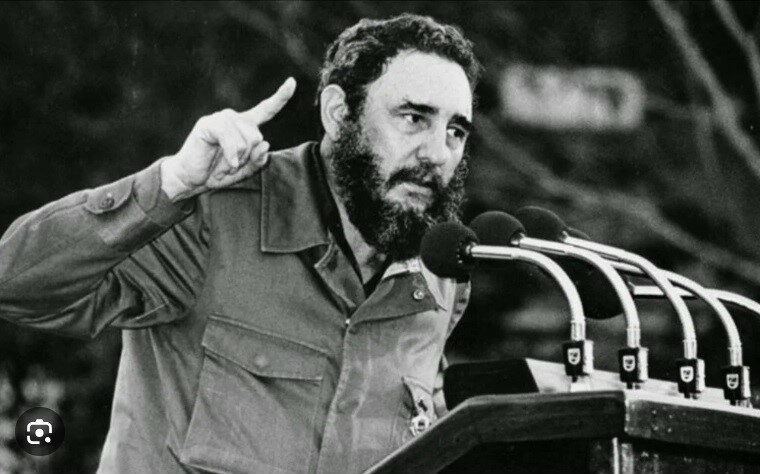 Bývalý kubánský diktátor Fidel Castro (1926–2016), který zemi zavedl do sovětského područí.