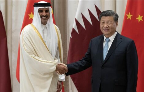 Katarský emír Tamím bin Hamad Ál Thání a generální tajemník čínských komunistů Si Ťin-pching při setkání v Dauhá (2022)