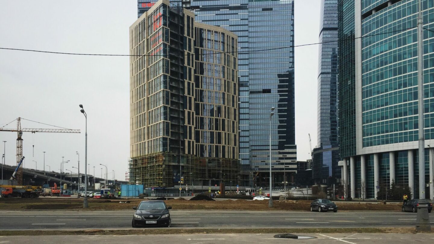 Budova v Moskvě, kterou již dvakrát zasáhl ukrajinský dron.