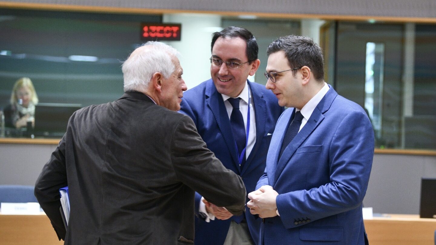 Ministr zahraničních věcí Jan Lipavský (Piráti) se svým náměstkem Janem Marianem a šéfem unijní diplomacie Josepem Borrellem v Bruselu.