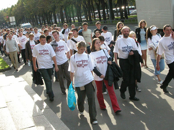 Protest Rusů v Lotyšsku proti omezování ruštiny na lotyšských školách organizovaný Ústředím pro ochranu ruských škol v roce 2004