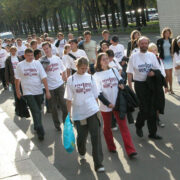 Protest Rusů v Lotyšsku proti omezování ruštiny na lotyšských školách organizovaný Ústředím pro ochranu ruských škol v roce 2004