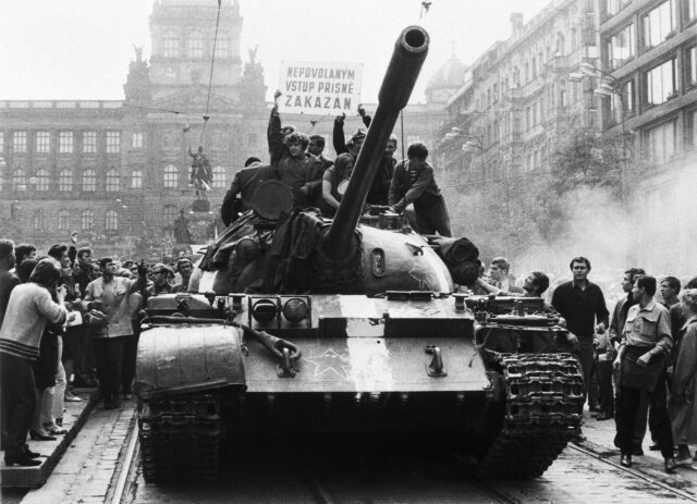 Ruský tank na Václavském náměstí, srpen 1968
