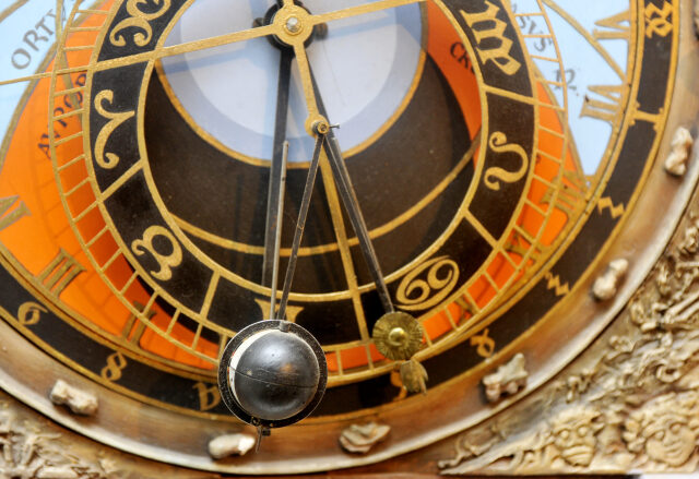 chybně přemalovaná je část ciferníku orloje ukazující astronomické děje