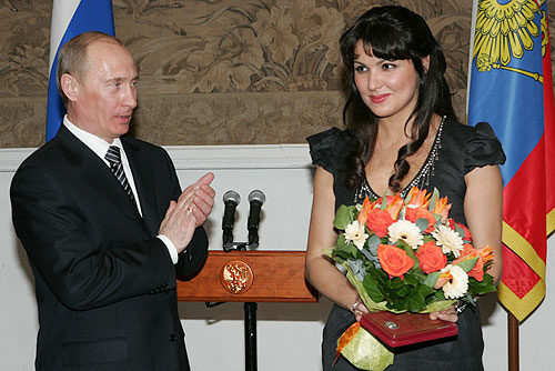 Ruský tyran Putin a operní diva Netrebko jsou staří přátelé – v Mariinském divadle v Sankt-Petěrburgu jí udělil titul národní umělkyně (27. 2. 2008).
