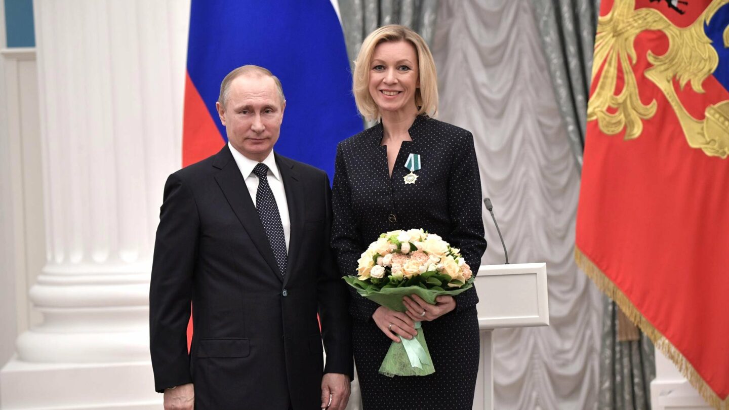 Ruská propagandistka Marija Zacharovová s kremelským diktátorem Vladimirem Putinem.