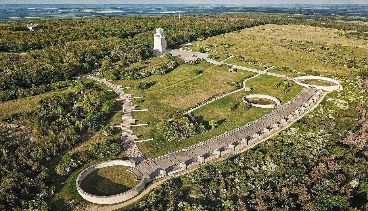 Památník v místě koncentračního tábora Buchenwald se zvonicí a pohřebními trychtýři.